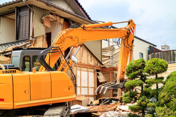 古民家解体工事中のショベルカー